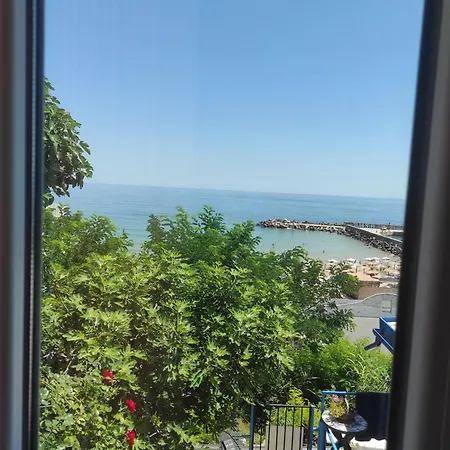 ваканционни къщи'на брега' On The Coast * Warna